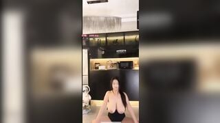 Gái dâm chubby vú to lồn múp thủ dâm chọc gậy vào lồn dâm đãng kích thích