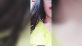 Vừa đi siêu thị vừa khoe cái lồn múp chảy nước dâm đãng kích thích