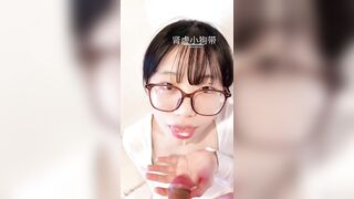 Em học sinh đeo kính mặt dâm bú mút con cặc dâm đãng bắn tinh đầy mồm dâm đãng