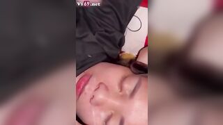Cô bạn thân say xỉn đưa về nhà không dám chịch chỉ lén xuất tinh lên mặt