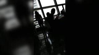 quay lén dưới váy nhân viên ngân hàng