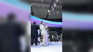 quay lén dưới váy máy em PGA trong sự kiện ra mắt xe - phần 8
