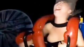 Lộ ngực khi chơi ở công viên giải trí P5