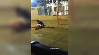 Cặp đôi điên loạn cởi quần bú cu quan hệ tình dục giữa đường khi đêm vắng