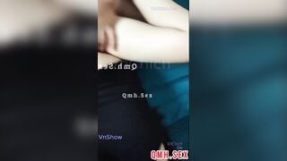 Thanh niên đưa hẳn bạn some chịch về tận nhà dâng vợ cho bạn địt . Nằm phơi buồi