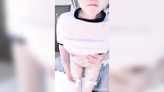 E học sinh có khuôn mặt ngây thơ mới lớn livetream show lồn hồng của mình và thủ dâm