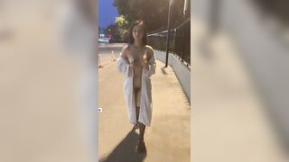 Em rau khoe hàng ở ngoài đường phố dâm đãng kích thích dâm đãng