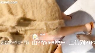 Móc lồn chị dâu dâm đãng đến chảy nước rồi lên giường chịch trần với chị