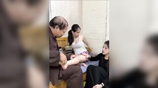 Ông thầy trị bệnh gì mà sờ đùi với vú vậy