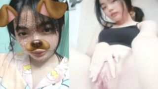 Lồn hồng hào không lông của em nữ sinh