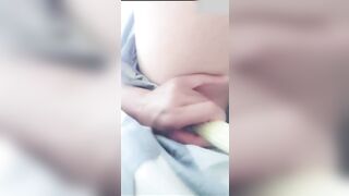 Ra vườn ngô bị chủ vườn bắt gặp lấy bắp ngô thủ dâm trọc vào cái lồn dâm đãng