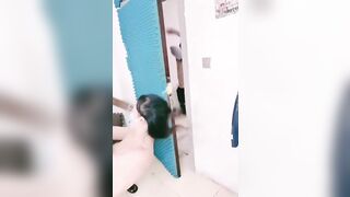 Bạn trai đưa người yêu cho hai thằng Tây đen địt dâm đãng cặc to rên la kích thích