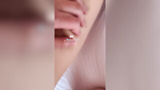 Doggy trần bé rau non đầu còn cài tóc trông dễ thương vc