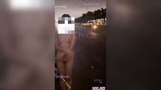 Public phô dâm đẳng cấp . Em gái Thủ Đức trần truồng hồn nhiên bú cu giữa quốc lộ