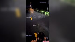 Public phô dâm đẳng cấp . Em gái Thủ Đức trần truồng hồn nhiên bú cu giữa quốc lộ