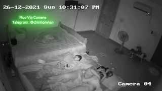Hack Camera Nằm Cạnh Con Mà Nứng Quá 2 Vợ Chồng Vật Nhau Ra Địt