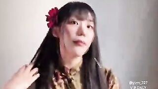Em gái sinh viên hàng ngon khoe cái lồn non không lông dâm đãng cho các đại gia xem