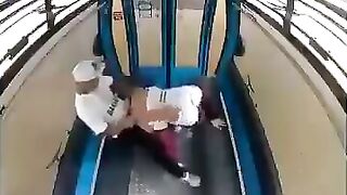 Địt nhau trên cáp treo cưỡi cặc kích thích bị cam quay lại bắn tinh đầy lồn