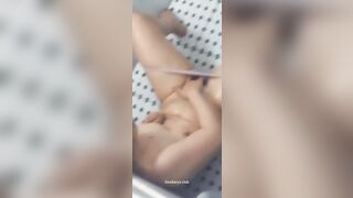 Quay lén chị hàng xóm tắm thủ dâm trong lúc tắm kích thích sướng vl ra