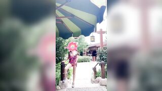 Dâm nữ vạch vú vén váy khoe lồn ngoài công viên