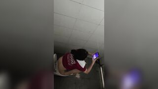 Em gái quán Bia Tươi 3000 đi đái mông trắng nỏn