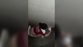 Em gái quán Bia Tươi 3000 đi đái mông trắng nỏn