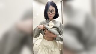 Đi học mà nứng lồn quá tự sướng trong nhà vệ sinh
