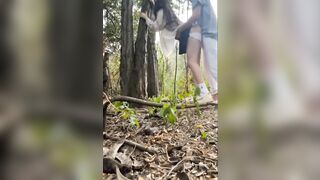 Đi du lịch cùng cô bạn thân rồi gạ đụ nó trong rừng