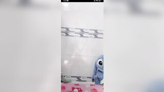 Em gái lên live chỉ mặt mỏi quần lót