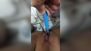 Em gái nứng thủ dâm trong nhà tắm