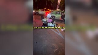 Đánh ghen lột đồ làm nhục nhau trên phố