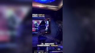 Chỉ có ở Trung Quốc, Đi KTV Gạ Nhân Viên Djt nhau pUblic Móc Lồn Giữa Phố Mua đồ