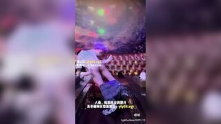 Chỉ có ở Trung Quốc, Đi KTV Gạ Nhân Viên Djt nhau pUblic Móc Lồn Giữa Phố Mua đồ