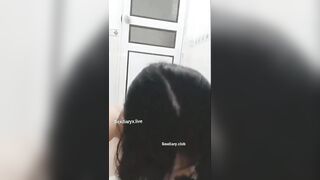 Em học sinh đi học về nứng lồn quá thủ dâm quên khóa cửa bị anh họ phát hiện vào địt