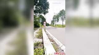 Public cực bạo giữa đường đông cố ý đợi mấy anh chạy qua mới vạch vú khoe lồn