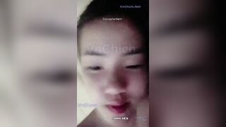 Em gái mới lớn lucky383 còn ngây thơ tập tành livestream show lồn vú mới nhú