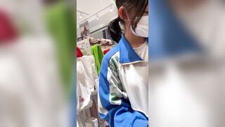 quay lén dưới váy bé học sinh mới lớn đi siêu thi
