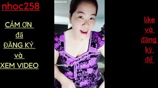 Chị gái ở phòng một mình nứng lồn quá vừa khẩu dâm vừa thủ dâm với dưa leo cho sướng