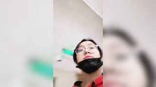 Em gái xinh đeo kính cận dâm khoe hàng mông to lồn múp ngoài đường bị người lạ thấy
