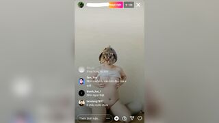 Nhân lúc bố mẹ ra ngoài live khoe vú
