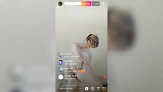 Nhân lúc bố mẹ ra ngoài live khoe vú