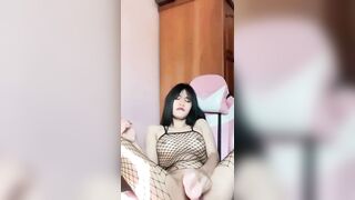 Em gái tất lưới dáng ngon thủ dâm