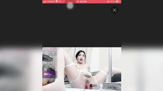 Thủ dâm trên live sướng bắn nước