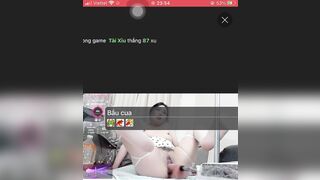 Thủ dâm trên live sướng bắn nước