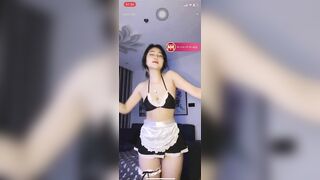 bé học sinh lớp 12 show hành trên live