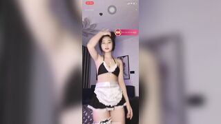 bé học sinh lớp 12 show hành trên live