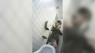 quay lén wc công cộng được bé nữ sinh xinh gái