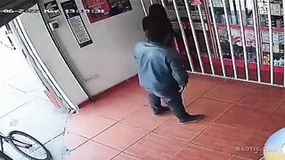 Thằng biến thái ra đường sục cặc bắn tinh vào người lạ bị cam quay lại