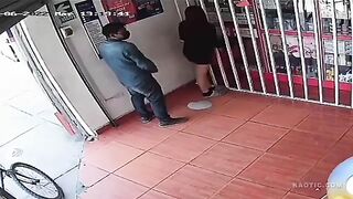 Thằng biến thái ra đường sục cặc bắn tinh vào người lạ bị cam quay lại