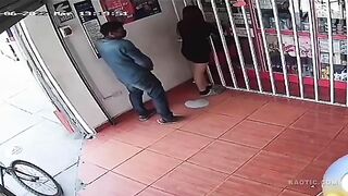 Thằng biến thái ra đường sục cặc bắn tinh vào người lạ bị cam quay lại